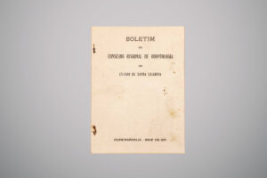 Capa envelhecida do boletim do Conselho Regional de Odontologia de Santa Catarina, datado de maio de mil novecentos e setenta e um, com marcas de ferrugem e manchas.