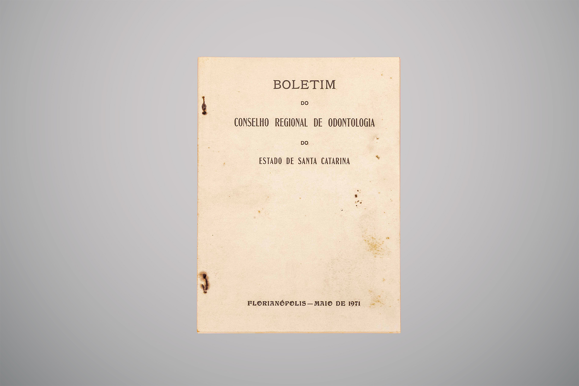 Capa envelhecida do boletim do Conselho Regional de Odontologia de Santa Catarina, datado de maio de mil novecentos e setenta e um, com marcas de ferrugem e manchas.