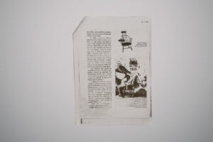 Página de revista com continuação do texto sobre a história da odontologia, contendo duas imagens em preto e branco: no topo, uma cadeira de dentista do século dezoito com encosto alto e braços de madeira; abaixo, uma cena antiga mostrando um dentista atendendo um paciente sentado em frente a uma barbearia, com uma placa ao fundo escrita “DENTIST CIRE TRIX”.