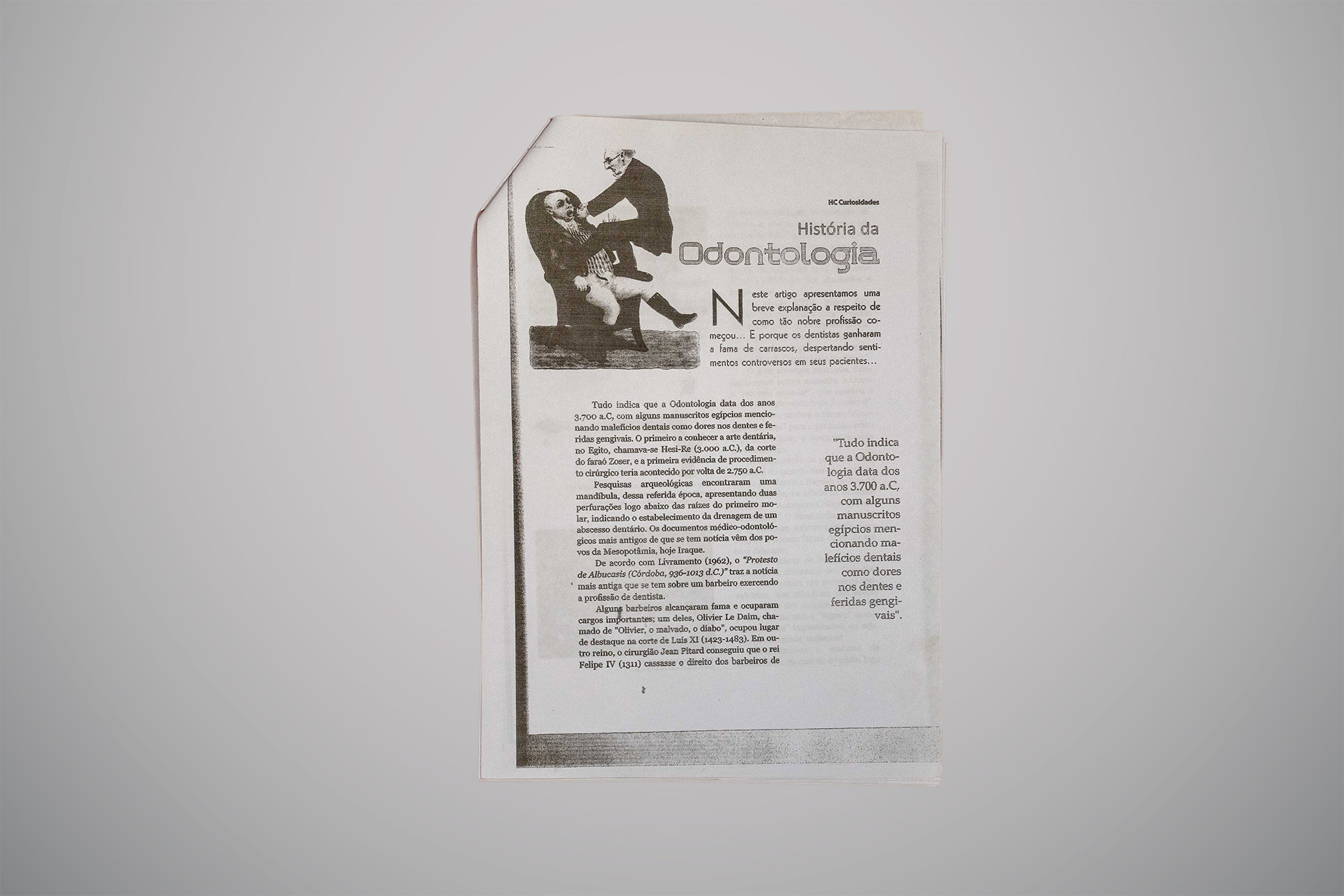 Página de revista com o título “História da Odontologia”, trazendo um texto explicativo sobre a origem da profissão e uma imagem em preto e branco de um homem aparentemente realizando um procedimento dentário em outro, que está sentado e expressa dor.