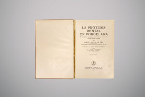 Página de rosto de um livro antigo em espanhol, com o título centralizado “La prótesis dental en porcelana”, de Albert Leland Le Gro, traduzido por J. Vilá y Torrent; abaixo, o nome da editora “Editorial Labor, S. A.” e o ano “mil novecentos e trinta e quatro”.