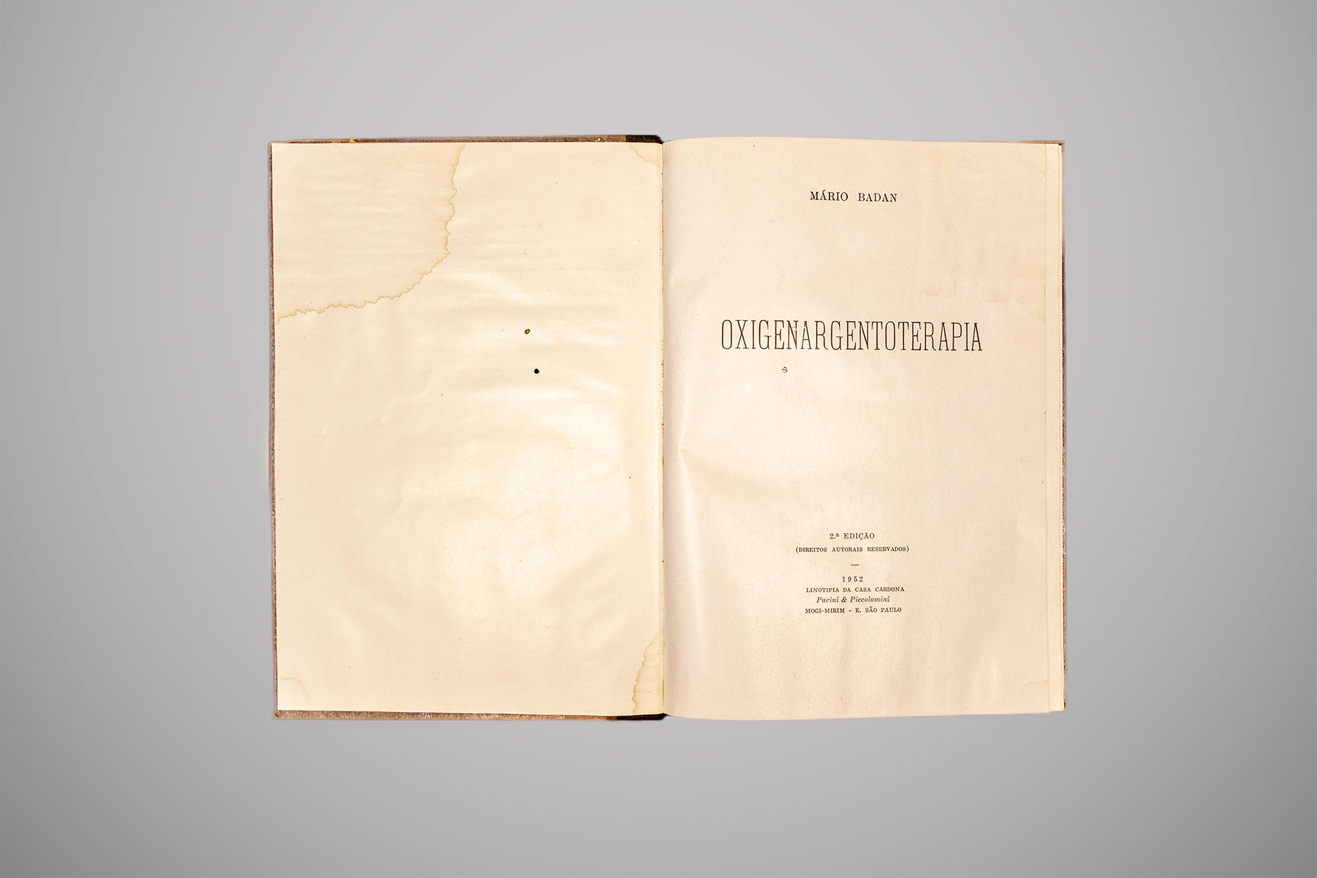 Folha de rosto do livro "OxignargentoTerapia", de Mário Badan, publicado em mil novecentos e cinquenta e dois, com manchas de envelhecimento visíveis no papel.