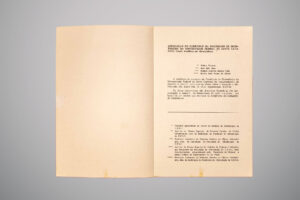 Página interna com fundo bege contendo nove referências bibliográficas em texto datilografado, seguidas por uma seção intitulada “Observação” com explicações sobre a realidade curricular da UFSC em mil novecentos e sessenta e sete.