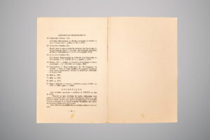 Página interna com fundo bege contendo nove referências bibliográficas em texto datilografado, seguidas por uma seção intitulada “Observação” com explicações sobre a realidade curricular da UFSC em mil novecentos e sessenta e sete.
