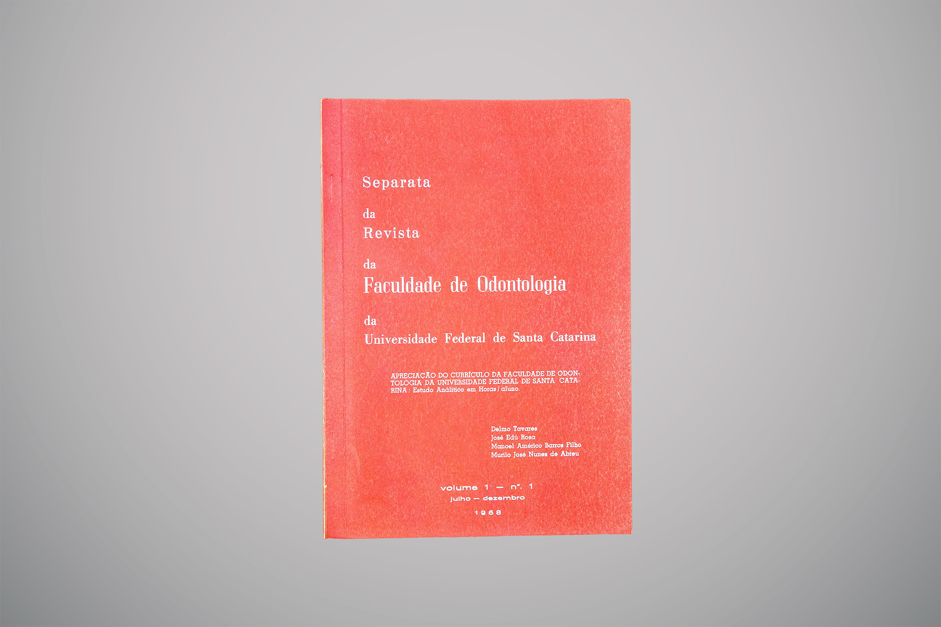 Capa vermelha da separata da Revista da Faculdade de Odontologia da UFSC, publicada em julho a dezembro de mil novecentos e sessenta e oito.