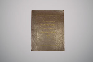 Capa de livro antigo, marrom texturizado, com letras douradas: “Head Structures involved in prosthesing Oral Prosthesis”.